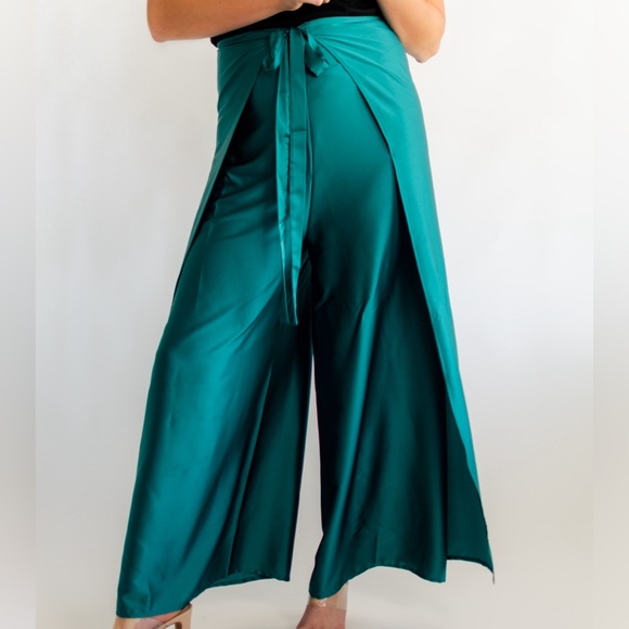 NWT- Convertible Pants to Jumpsuit - Picture 2 of 4